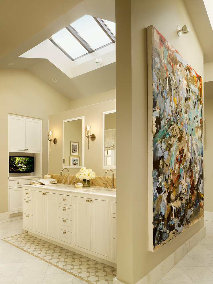 Foto de cuarto de baño clásico renovado con armarios estilo shaker