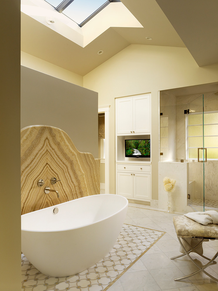 Идея дизайна: большая главная ванная комната в стиле неоклассика (современная классика) с отдельно стоящей ванной, разноцветной плиткой, плиткой из листового камня, накладной раковиной, фасадами с утопленной филенкой, белыми фасадами, мраморной столешницей, открытым душем, серыми стенами, полом из мозаичной плитки, душем с распашными дверями и серым полом