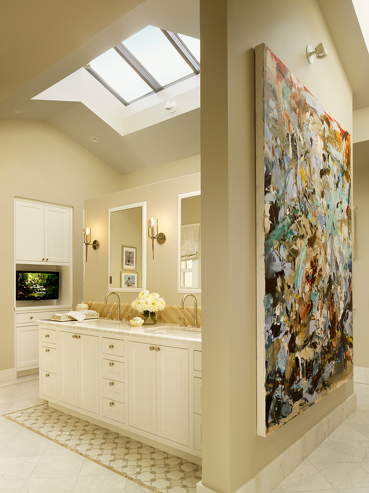 Источник вдохновения для домашнего уюта: большая главная ванная комната в стиле неоклассика (современная классика) с врезной раковиной, фасадами с утопленной филенкой, белыми фасадами, мраморной столешницей, отдельно стоящей ванной, открытым душем, унитазом-моноблоком, бежевой плиткой, каменной плиткой, серыми стенами и полом из мозаичной плитки