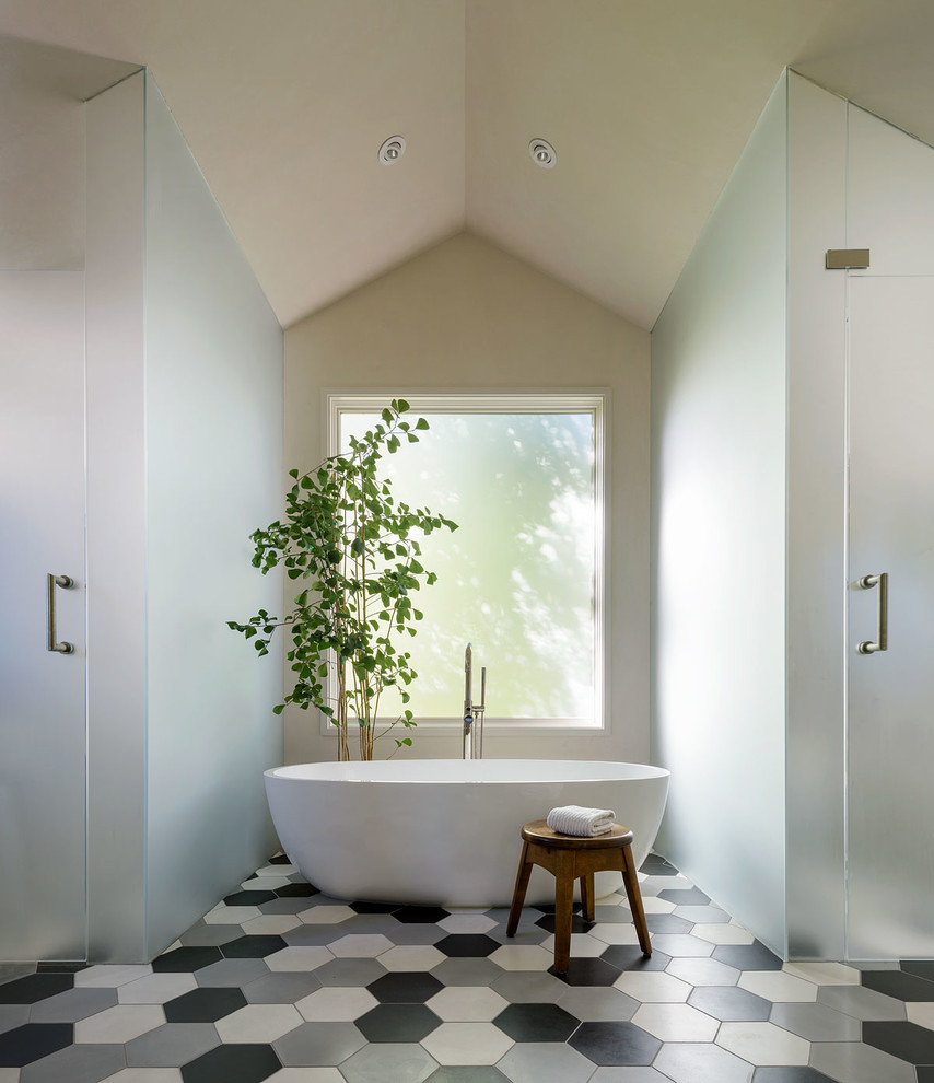 サンフランシスコにある高級な中くらいなトランジショナルスタイルのおしゃれなマスターバスルーム (置き型浴槽、マルチカラーのタイル、コンクリートの床、ベージュの壁、開き戸のシャワー) の写真