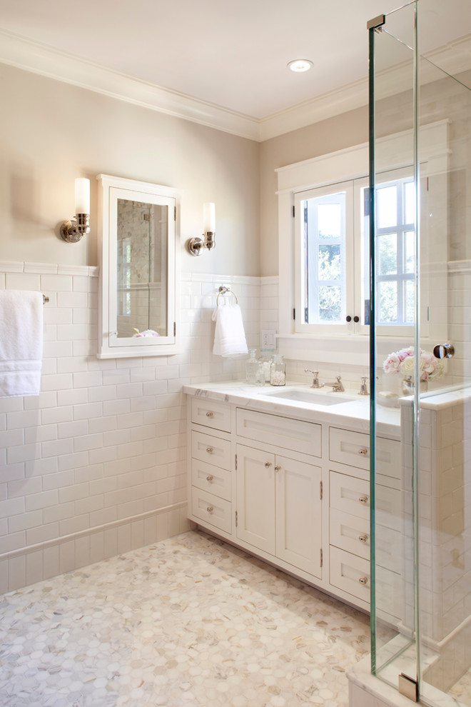 サンフランシスコにあるトラディショナルスタイルのおしゃれな浴室 (アンダーカウンター洗面器、白いキャビネット、白いタイル、サブウェイタイル、モザイクタイル、落し込みパネル扉のキャビネット) の写真
