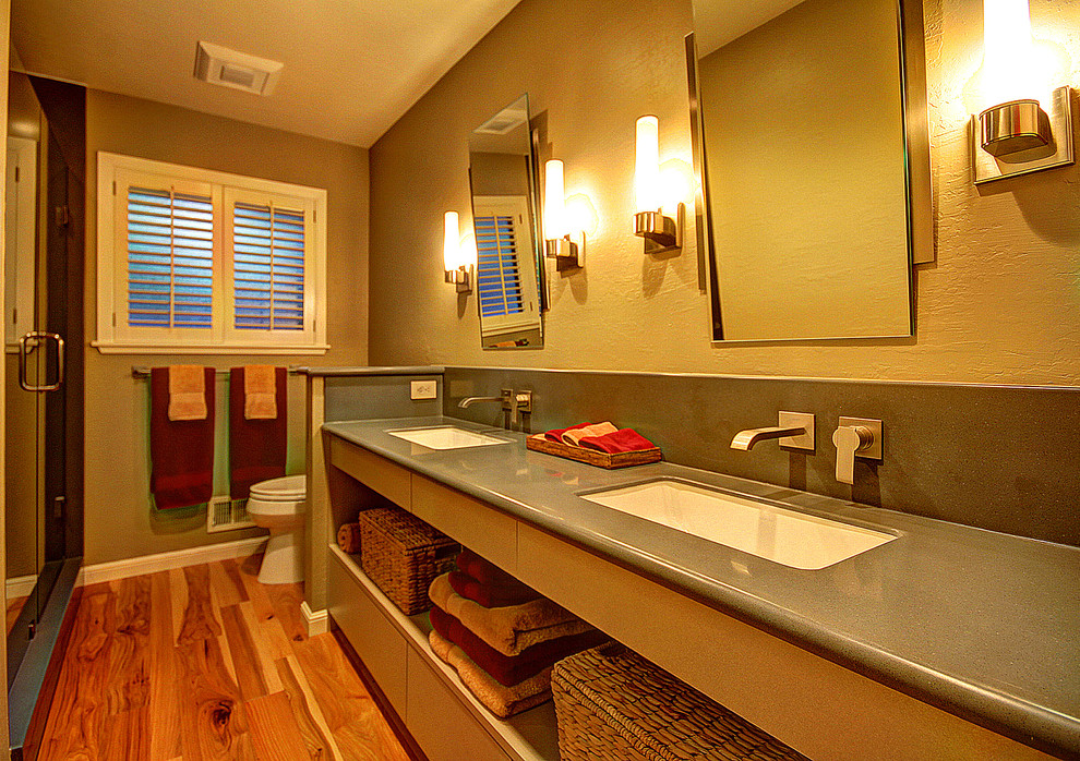 Idéer för att renovera ett mellanstort vintage badrum, med öppna hyllor, vita skåp, beige väggar och mellanmörkt trägolv