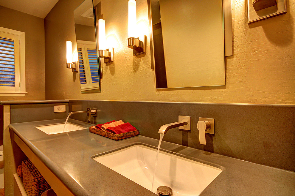 Modelo de cuarto de baño tradicional renovado de tamaño medio con lavabo bajoencimera, armarios abiertos, puertas de armario blancas, encimera de acrílico y paredes beige