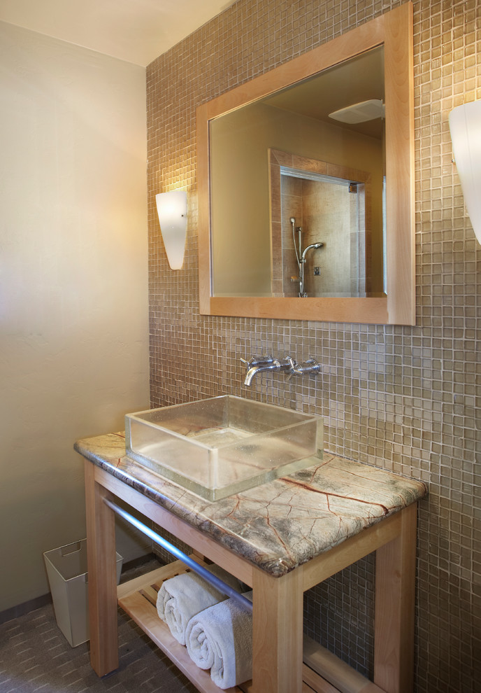 Aménagement d'une salle d'eau contemporaine en bois clair avec une vasque, un placard sans porte, un plan de toilette en marbre, un carrelage beige, un carrelage en pâte de verre et un mur beige.
