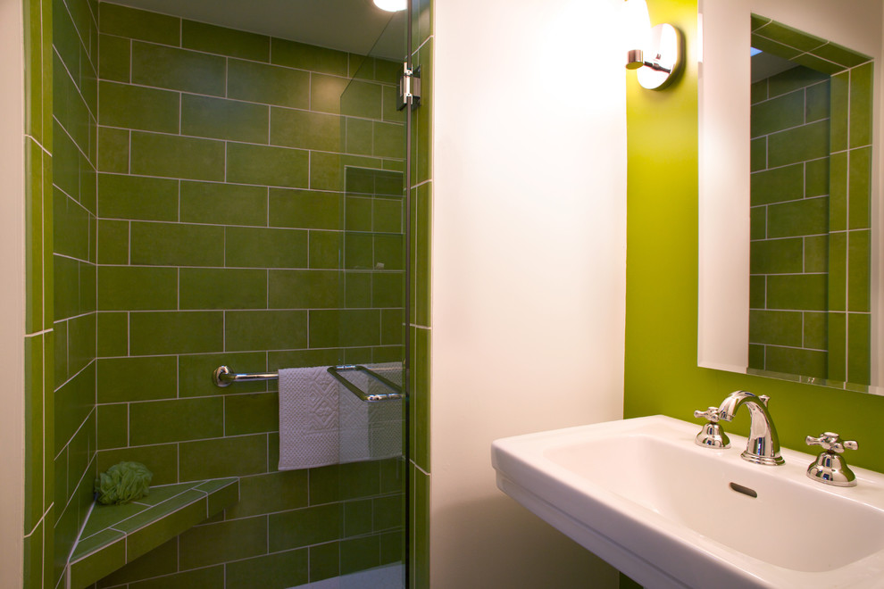 Foto di una stanza da bagno design con lavabo a colonna, doccia a filo pavimento, piastrelle verdi, piastrelle in gres porcellanato e pareti verdi