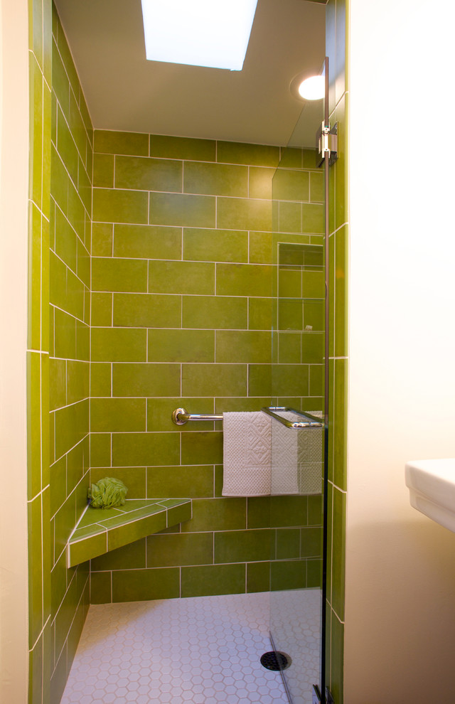 Источник вдохновения для домашнего уюта: ванная комната в современном стиле с раковиной с пьедесталом, душем без бортиков, зеленой плиткой, керамогранитной плиткой, белыми стенами и полом из мозаичной плитки