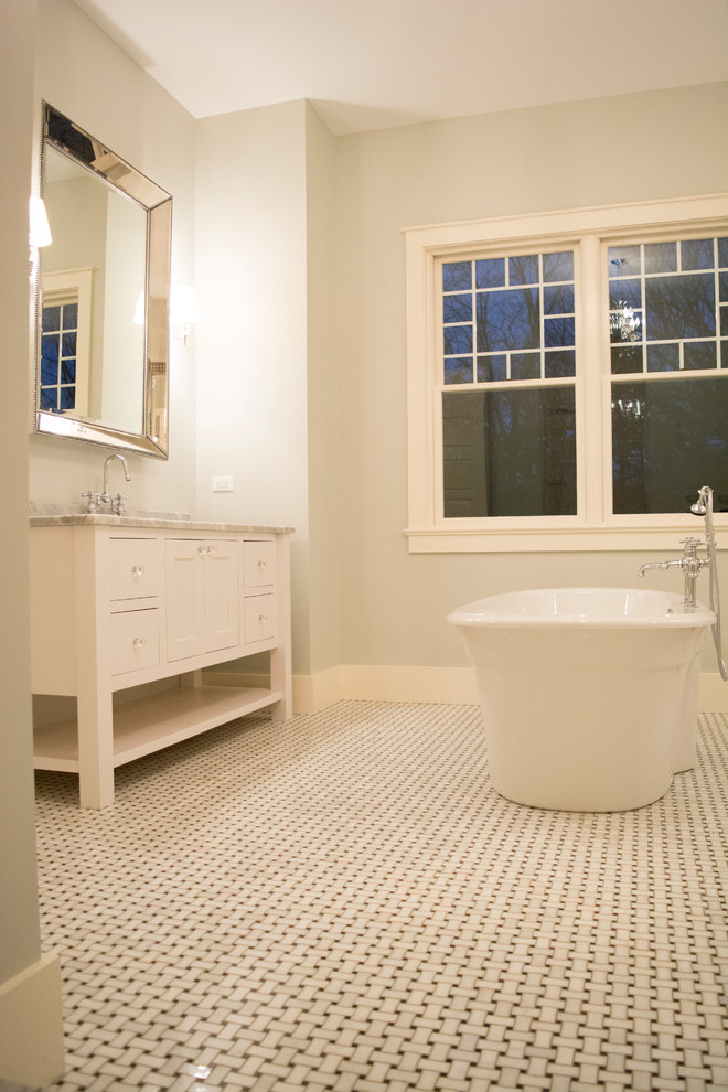 Modern inredning av ett stort en-suite badrum, med skåp i shakerstil, vita skåp, ett fristående badkar, svart och vit kakel, keramikplattor, grå väggar, klinkergolv i keramik, ett undermonterad handfat och marmorbänkskiva