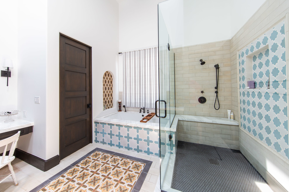 Идея дизайна: главная ванная комната в средиземноморском стиле
