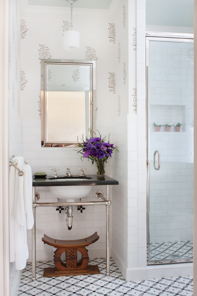 Exempel på ett mellanstort klassiskt svart svart badrum med dusch, med vit kakel, marmorgolv, ett undermonterad handfat, en dusch i en alkov, en toalettstol med separat cisternkåpa, stenkakel, flerfärgade väggar, marmorbänkskiva och flerfärgat golv