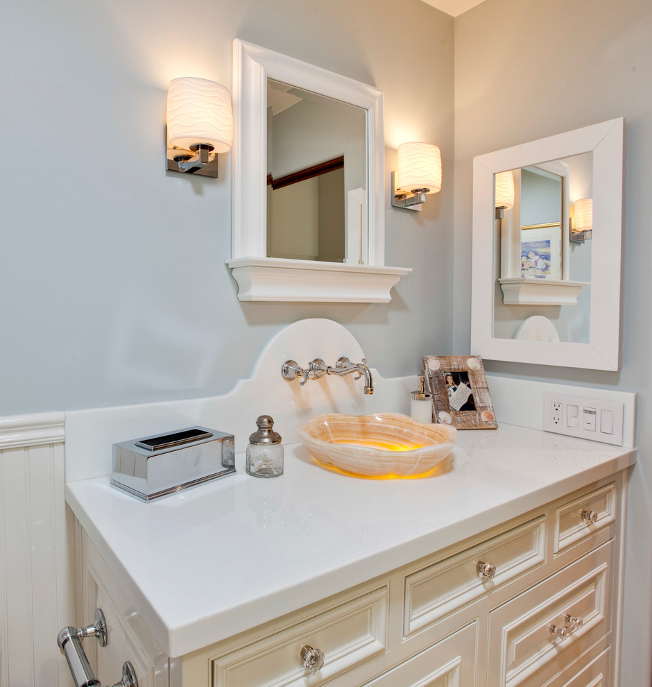 На фото: ванная комната в классическом стиле с настольной раковиной с
