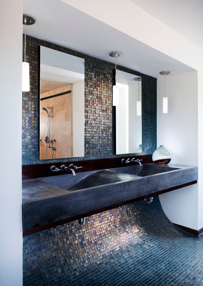 Bild på ett mellanstort funkis badrum med dusch, med ett avlångt handfat, bänkskiva i betong, blå kakel, mosaik, flerfärgade väggar och mosaikgolv