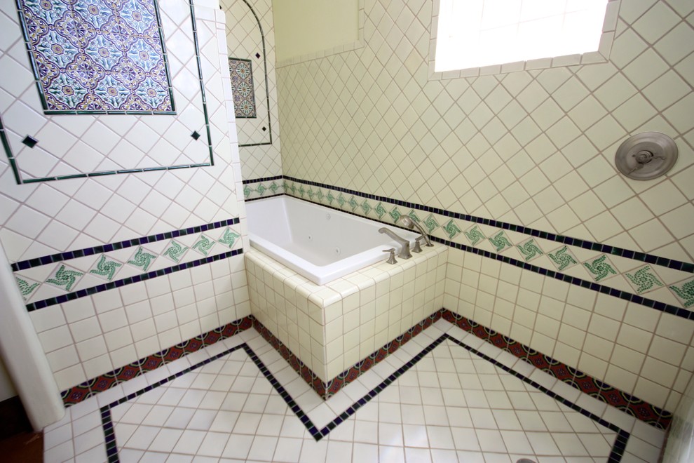 Ejemplo de cuarto de baño principal de estilo americano grande con bañera encastrada, ducha doble, baldosas y/o azulejos beige, baldosas y/o azulejos de cerámica, paredes beige, suelo de cemento y lavabo sobreencimera