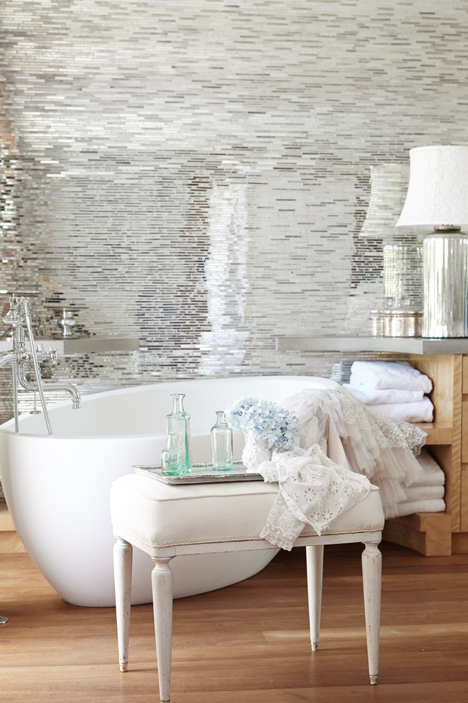 Источник вдохновения для домашнего уюта: главная ванная комната в стиле шебби-шик с светлыми деревянными фасадами, отдельно стоящей ванной, зеркальной плиткой и светлым паркетным полом