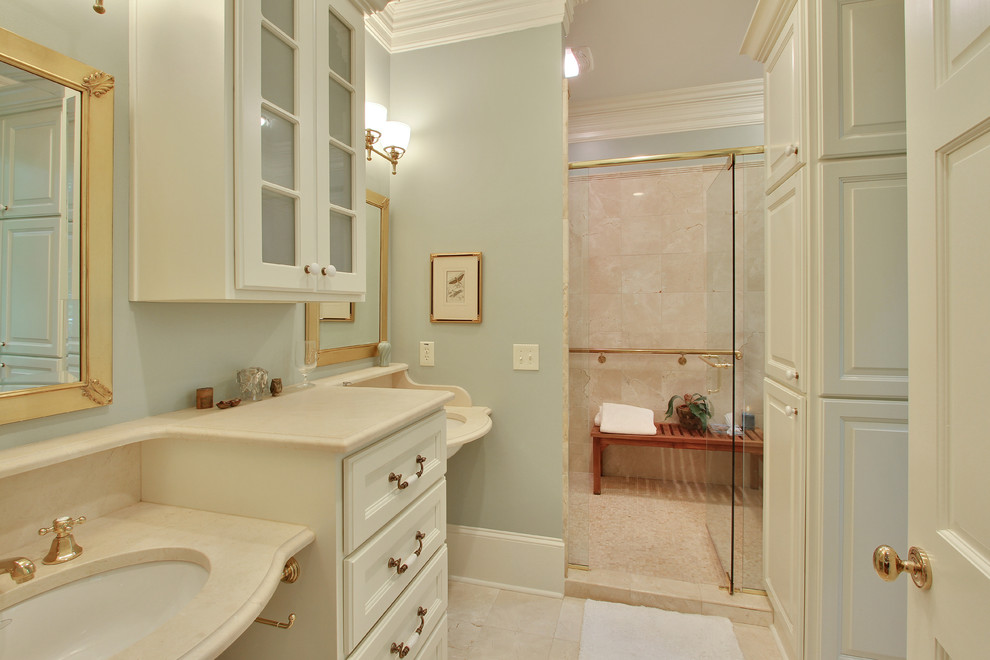 アトランタにあるトラディショナルスタイルのおしゃれな浴室 (アンダーカウンター洗面器、落し込みパネル扉のキャビネット、アルコーブ型シャワー、大理石の洗面台) の写真