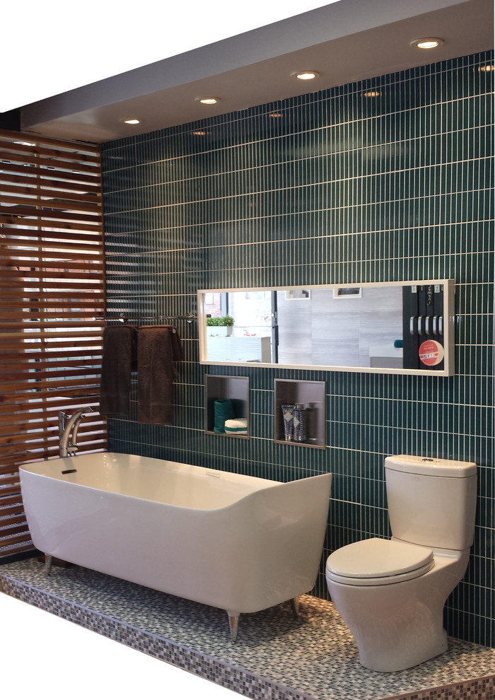 Idéer för att renovera ett mellanstort maritimt en-suite badrum, med ett fristående badkar, en toalettstol med hel cisternkåpa, blå kakel, mosaik, blå väggar och mosaikgolv