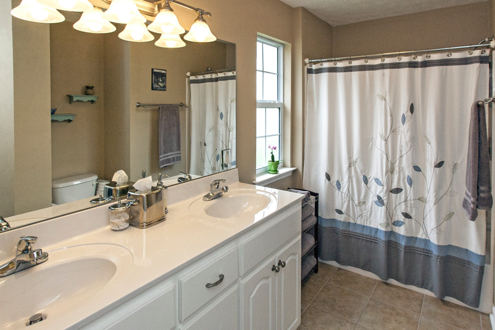 На фото: ванная комната в классическом стиле с монолитной раковиной, фасадами с утопленной филенкой, белыми фасадами, бежевыми стенами и полом из керамической плитки