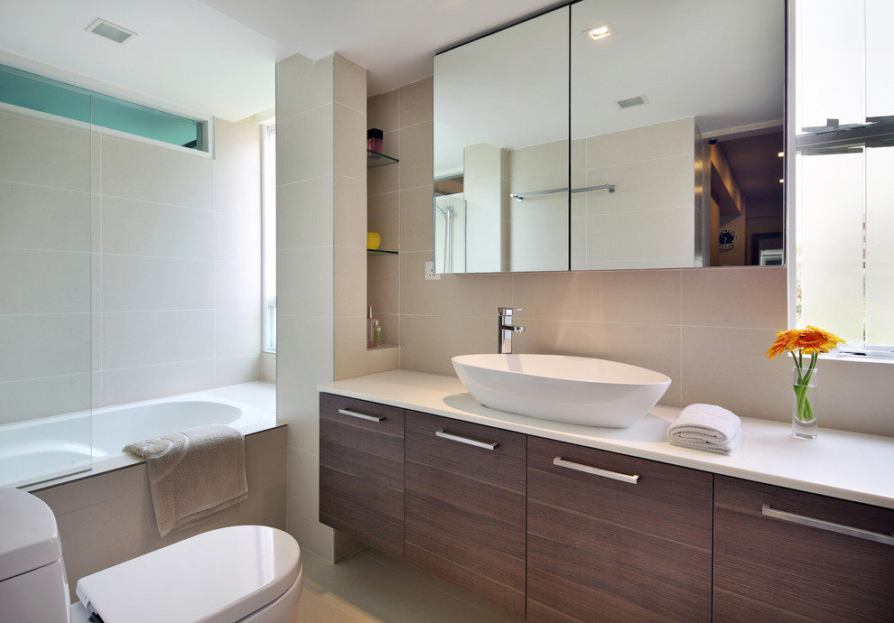 Immagine di una stanza da bagno padronale minimalista di medie dimensioni con ante a filo