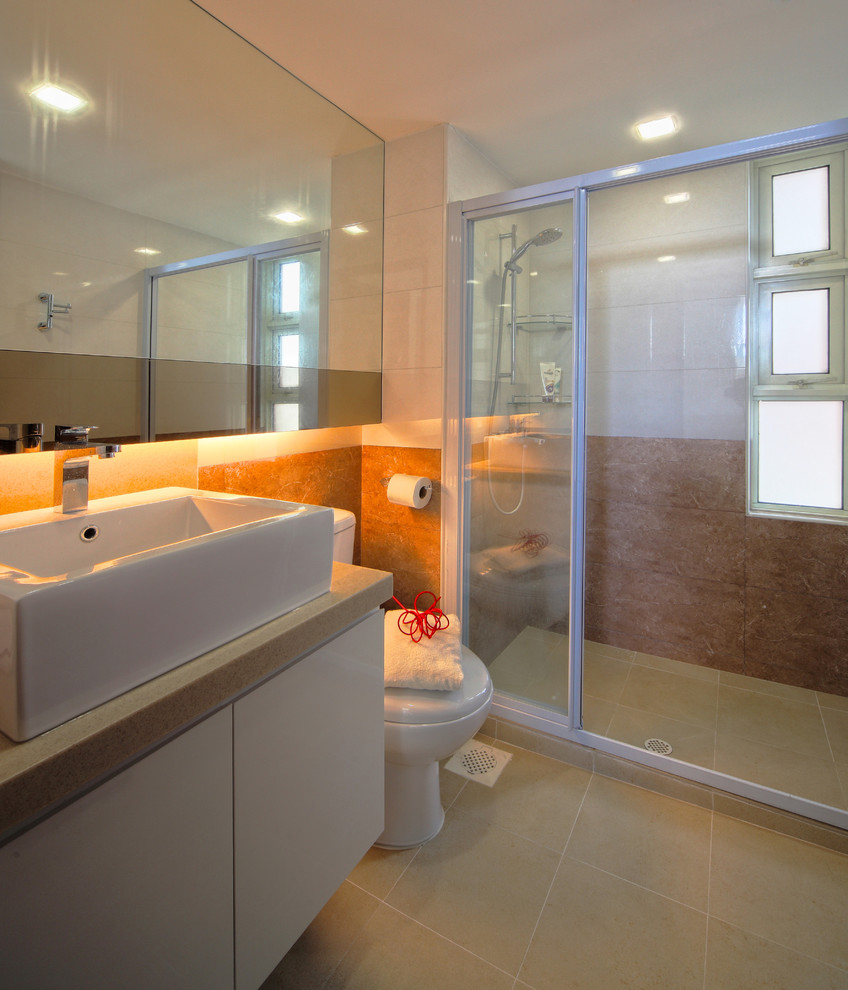 Imagen de cuarto de baño moderno con lavabo sobreencimera y ventanas