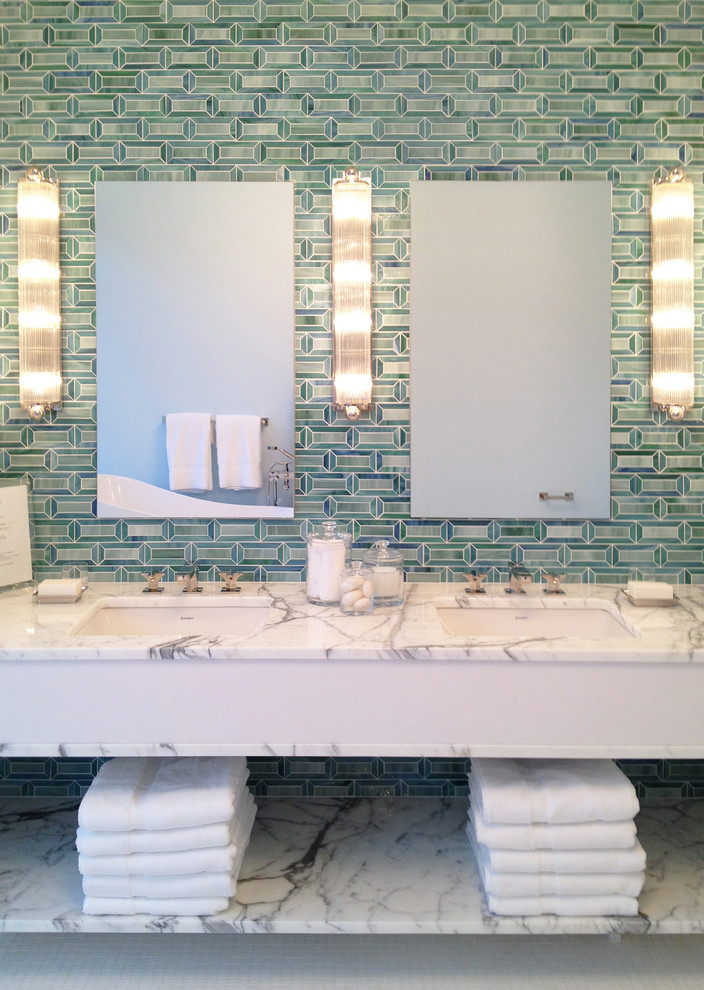 Foto de cuarto de baño principal contemporáneo grande con armarios abiertos, puertas de armario blancas, sanitario de dos piezas, baldosas y/o azulejos verdes, baldosas y/o azulejos en mosaico, paredes verdes, lavabo bajoencimera y encimera de mármol