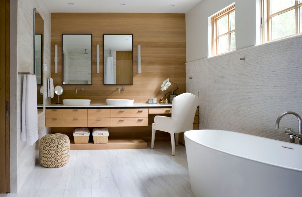 Réalisation d'une salle de bain design avec une baignoire indépendante et un sol blanc.