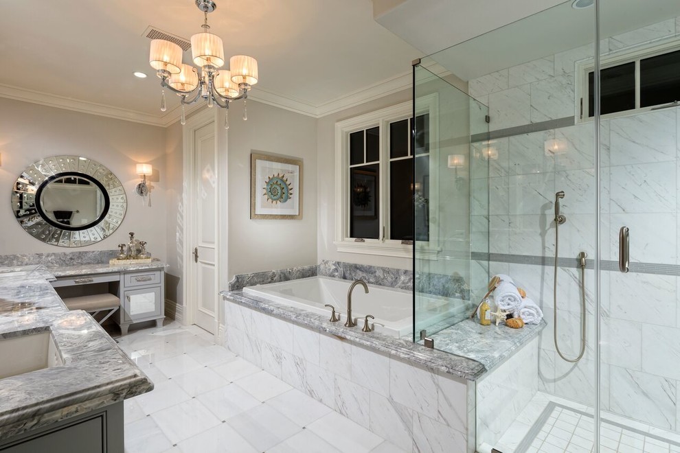 На фото: ванная комната в классическом стиле с душем с распашными дверями с