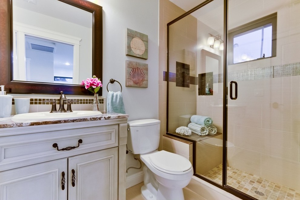 Стильный дизайн: ванная комната среднего размера в классическом стиле с столешницей из гранита, душем в нише, унитазом-моноблоком, бежевой плиткой, серыми стенами и душевой кабиной - последний тренд