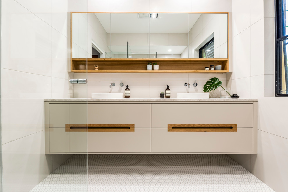 Foto de cuarto de baño escandinavo de tamaño medio con armarios con paneles lisos, puertas de armario beige, aseo y ducha y lavabo sobreencimera