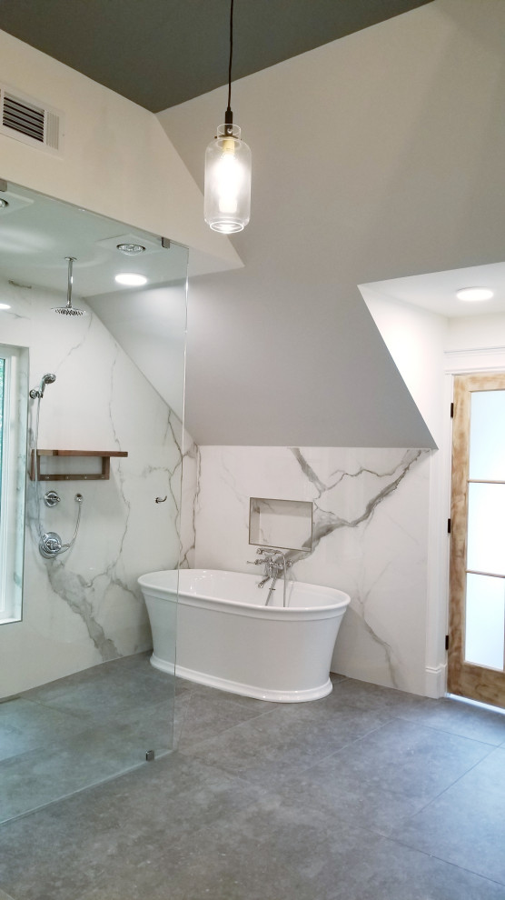 Idéer för ett mycket stort modernt en-suite badrum, med öppna hyllor, skåp i ljust trä, ett fristående badkar, våtrum, vit kakel, porslinskakel, vita väggar, klinkergolv i porslin, ett piedestal handfat, grått golv och med dusch som är öppen