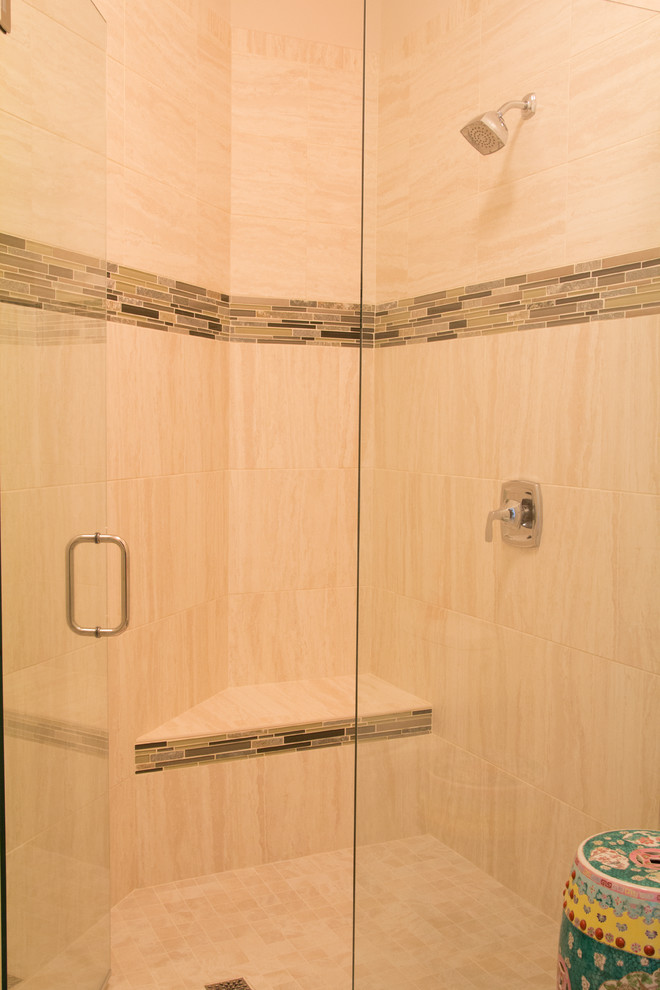 Esempio di una stanza da bagno classica con doccia a filo pavimento, piastrelle beige, piastrelle grigie, piastrelle in gres porcellanato e pareti beige