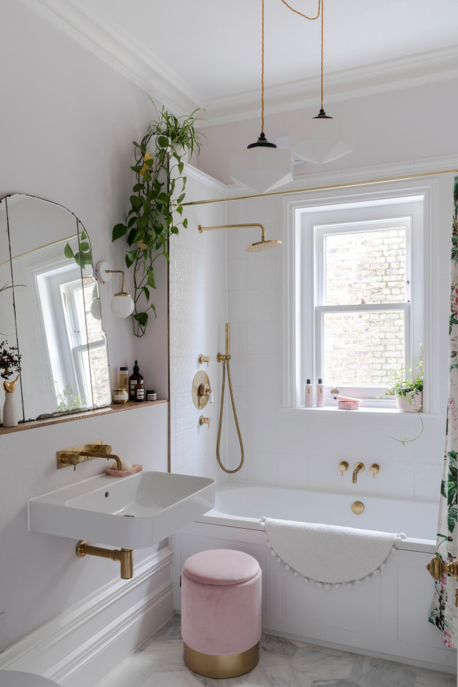 Idées déco pour une salle de bain classique avec une baignoire en alcôve, un carrelage blanc, un mur gris, un lavabo suspendu, un sol gris et meuble simple vasque.