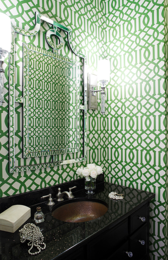 Modelo de cuarto de baño contemporáneo pequeño con armarios tipo mueble, puertas de armario negras, paredes multicolor, aseo y ducha, lavabo bajoencimera y encimera de cuarzo compacto