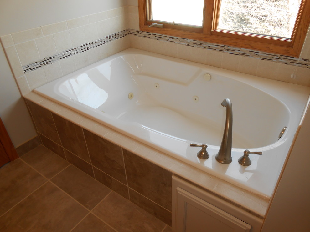 Immagine di una stanza da bagno padronale chic di medie dimensioni con top in granito, vasca ad alcova, piastrelle beige, piastrelle in gres porcellanato, pareti beige e pavimento in gres porcellanato