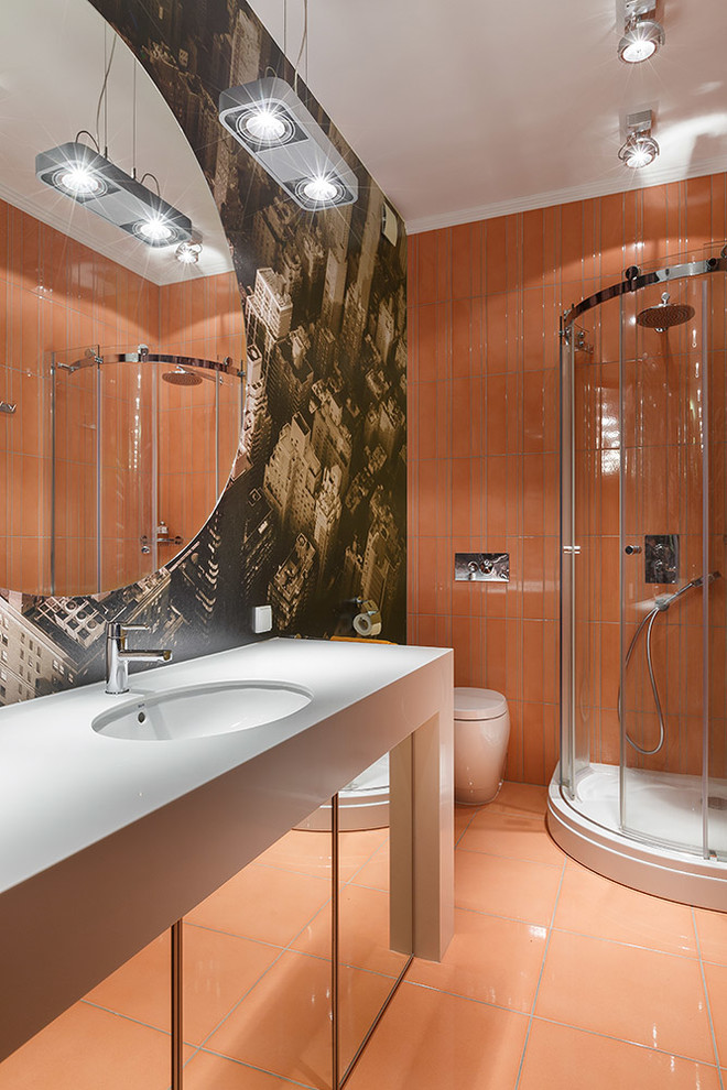 Immagine di una stanza da bagno con doccia minimal con ante lisce, doccia ad angolo, WC a due pezzi, piastrelle arancioni, pareti marroni e lavabo sottopiano