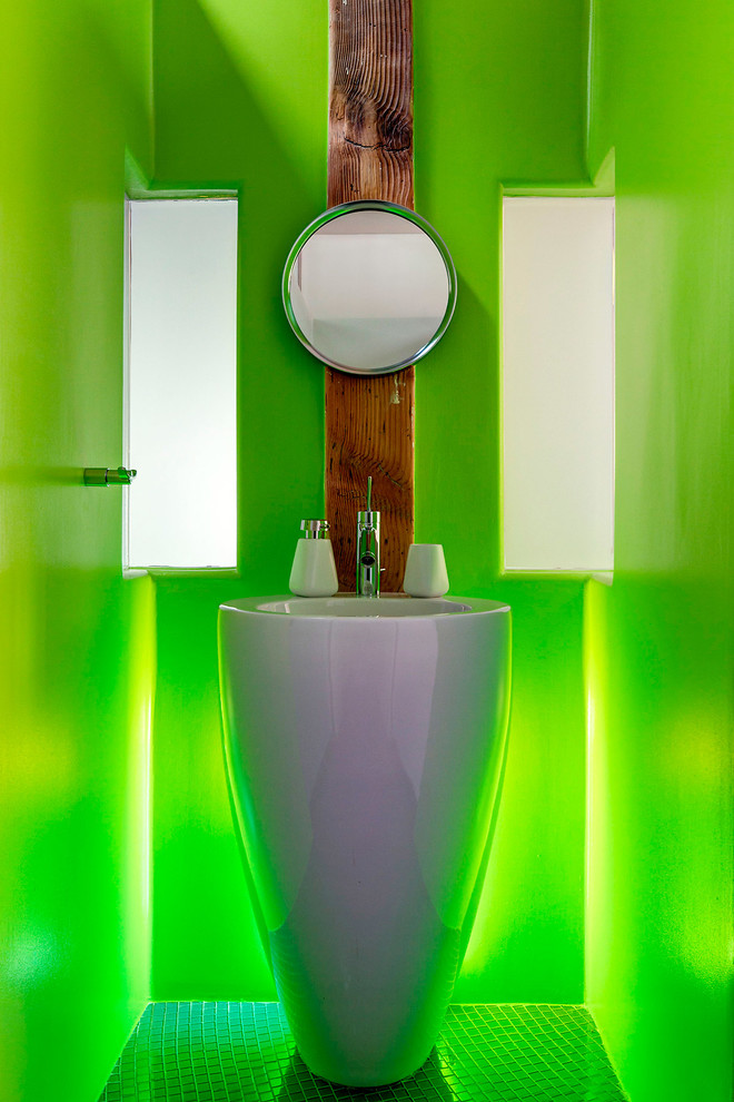 Esempio di una stanza da bagno minimalista con lavabo a colonna, piastrelle verdi e pareti verdi