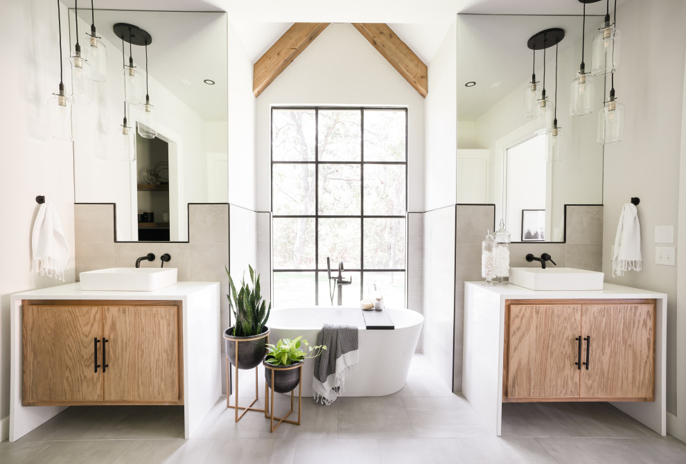 Diseño de cuarto de baño flotante y abovedado campestre con armarios con paneles lisos, puertas de armario de madera oscura, baldosas y/o azulejos grises, paredes grises, lavabo sobreencimera, suelo gris y encimeras blancas