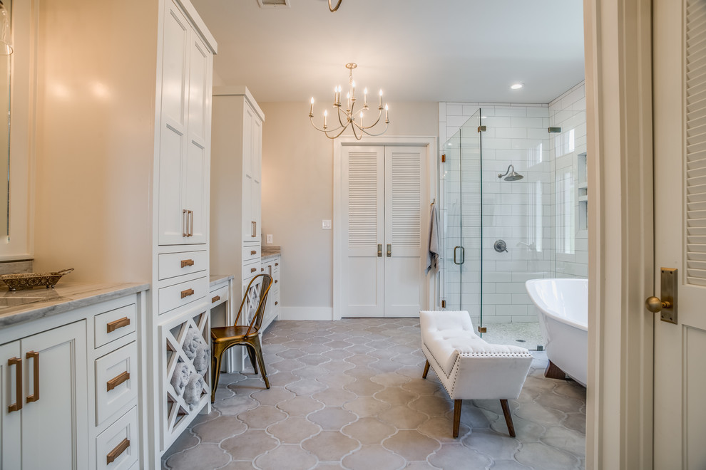 Cette image montre une salle de bain principale traditionnelle avec un placard à porte shaker, un lavabo encastré et un plan de toilette en marbre.