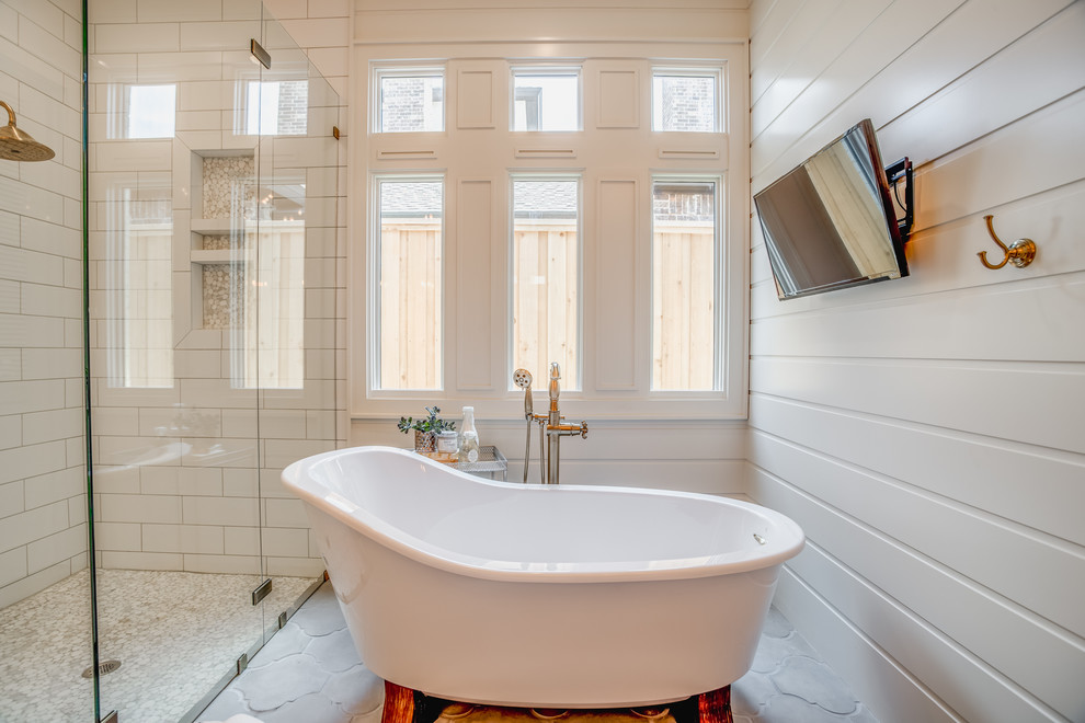 Idee per una stanza da bagno padronale country con ante in stile shaker, lavabo sottopiano e top in marmo