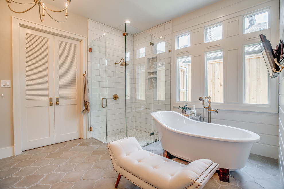 Inspiration för klassiska en-suite badrum, med skåp i shakerstil, ett undermonterad handfat och marmorbänkskiva