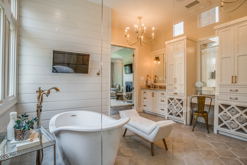 Foto di una stanza da bagno padronale chic con ante in stile shaker, lavabo sottopiano e top in marmo