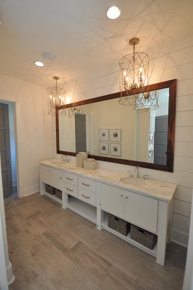 Immagine di una grande stanza da bagno padronale tradizionale con ante lisce, ante bianche, pareti bianche e lavabo sottopiano