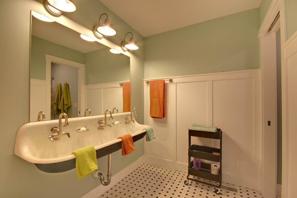 Idee per una stanza da bagno per bambini american style con lavabo sospeso, pareti verdi e pavimento in marmo