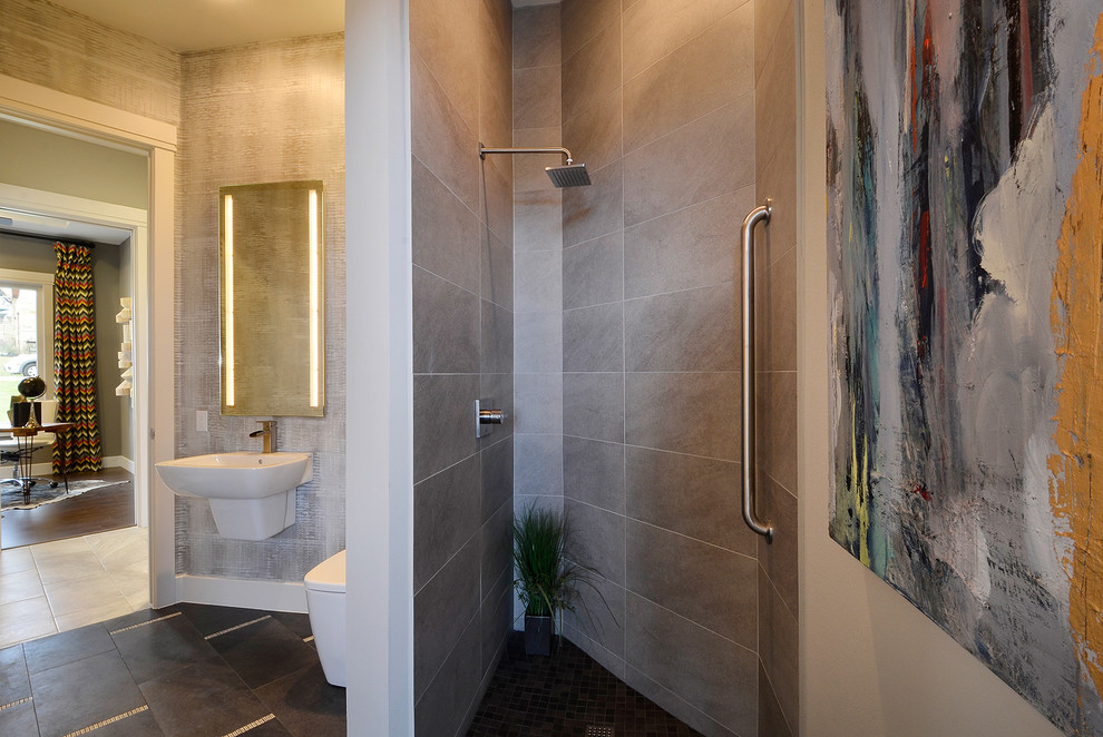 Diseño de cuarto de baño contemporáneo con lavabo suspendido y espejo con luz