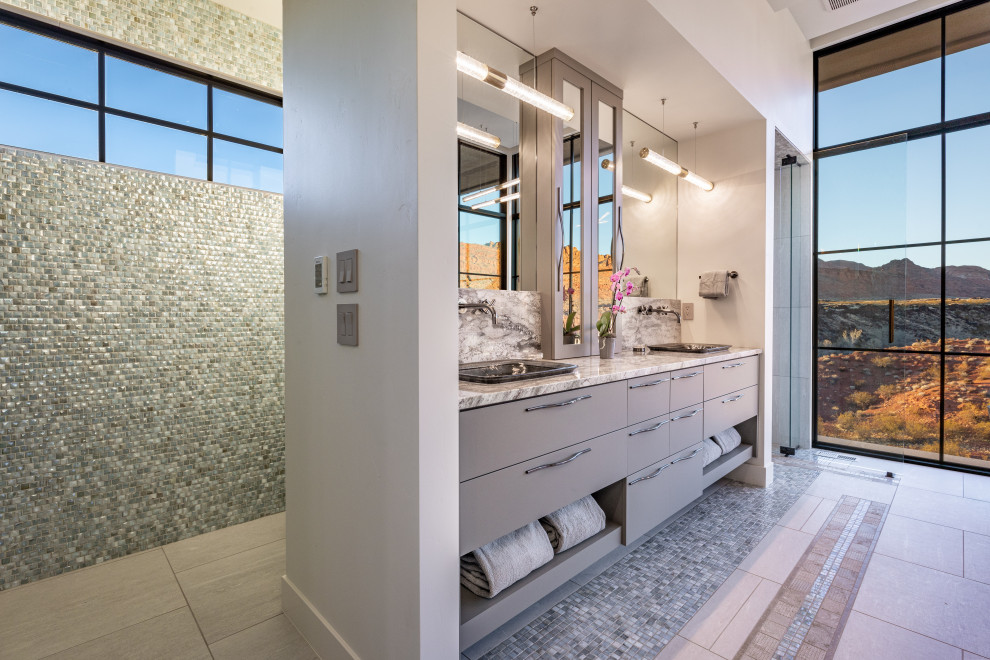 Ejemplo de cuarto de baño doble y flotante actual pequeño con armarios con paneles lisos, puertas de armario grises, baldosas y/o azulejos grises, baldosas y/o azulejos en mosaico, paredes blancas, lavabo encastrado, suelo gris y encimeras blancas