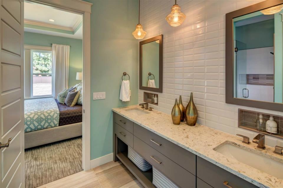 Idéer för att renovera ett mellanstort vintage en-suite badrum, med en dusch i en alkov, blå väggar, klinkergolv i porslin, ett undermonterad handfat, släta luckor, grå skåp, ett platsbyggt badkar och brunt golv