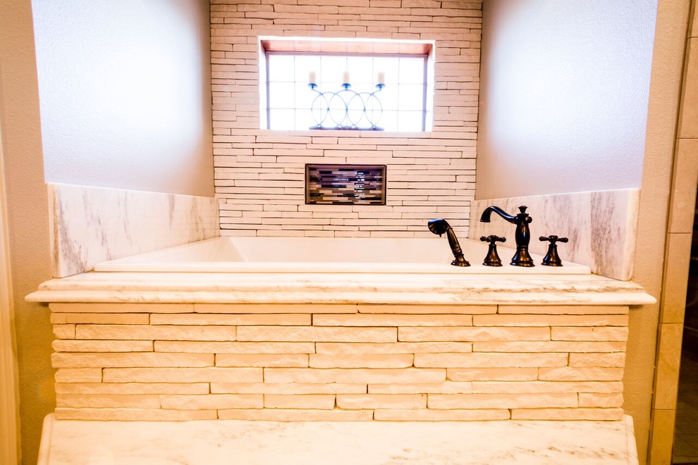 Exemple d'une grande salle de bain principale nature en bois brun avec une baignoire posée, un carrelage blanc, un mur gris, un placard en trompe-l'oeil, une douche d'angle, des carreaux de porcelaine, un sol en carrelage de porcelaine, un lavabo posé et un plan de toilette en marbre.