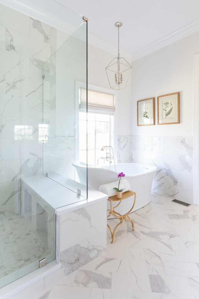Immagine di una stanza da bagno chic con vasca freestanding, doccia ad angolo, piastrelle bianche, pareti bianche e pavimento bianco