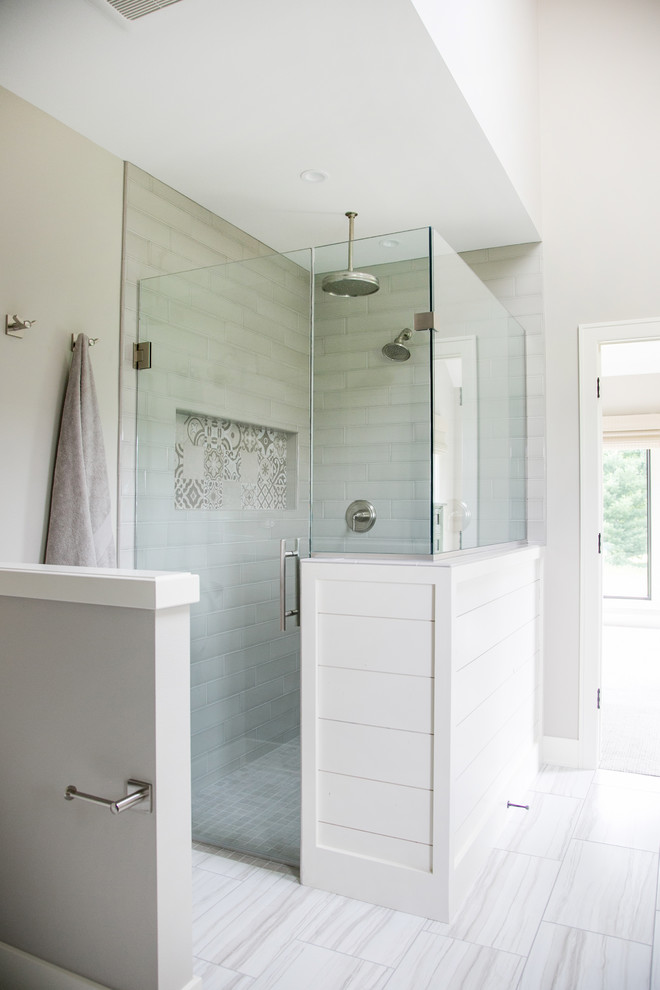 На фото: главная ванная комната в стиле кантри с угловым душем, белой плиткой, белыми стенами, белым полом и душем с распашными дверями