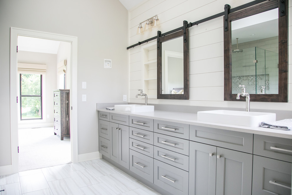Foto de cuarto de baño principal de estilo de casa de campo con ducha esquinera, baldosas y/o azulejos blancos, paredes blancas, suelo blanco, ducha con puerta con bisagras y encimeras grises