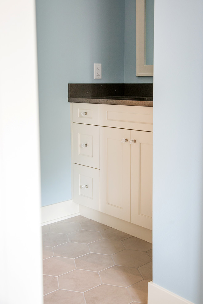 На фото: детская ванная комната в стиле кантри с угловым душем, белой плиткой, керамогранитной плиткой, белыми стенами, белым полом, душем с распашными дверями и бежевой столешницей с
