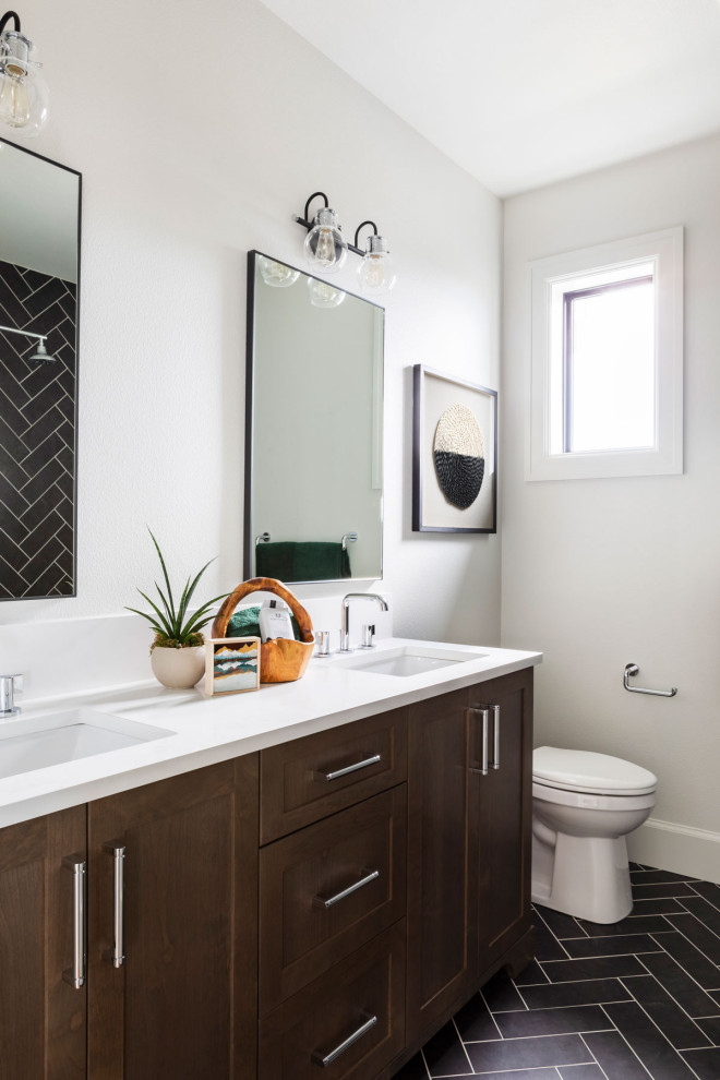 Imagen de cuarto de baño doble y de pie tradicional renovado con armarios estilo shaker, puertas de armario de madera en tonos medios, paredes blancas, lavabo bajoencimera, suelo negro y encimeras blancas